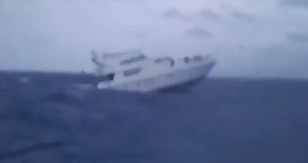泰翻船事故已致16名中国游客遇难 沉船画面曝