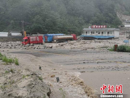 云南祥临公路突发泥石流暂无人员伤亡约350辆车滞留
