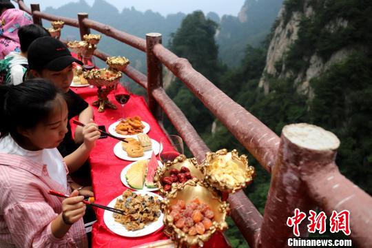 品美味赏美景,好不惬意 王中举 摄 品美味赏美景,好不惬意 王中举 摄