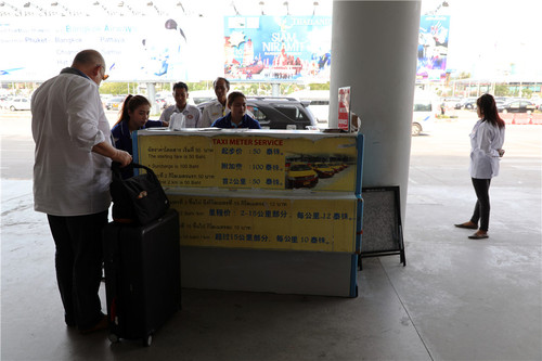 普吉国际机场出口处，一位外国游客正在向出租车服务台咨询问题。虽然服务台上标明了出租车的收费规则，但是普吉岛的出租车几乎都不打表，价格大致是打表情况下的两倍。本报记者赵益普摄.jpg