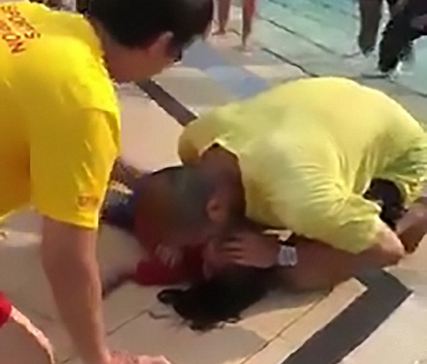 新加坡男童泳池玩耍溺水 实施心肺复苏后苏醒