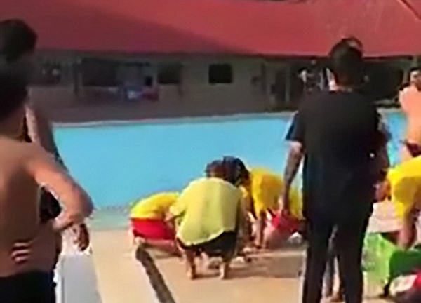 新加坡男童泳池玩耍溺水 实施心肺复苏后苏醒