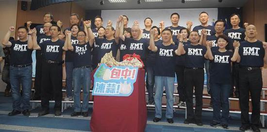 吴敦义与蓝营22名县市长候选人合体造势（图片来源：“中时电子报”）