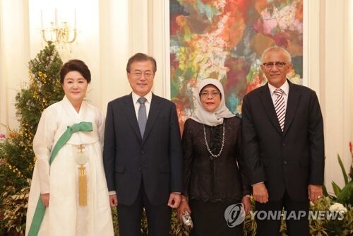 7月12日下午，在新加坡总统府，韩国总统文在寅（左二）和夫人金正淑女士与新加坡总统哈莉玛·雅各布夫妻合影留念。（图片来源：韩联社）