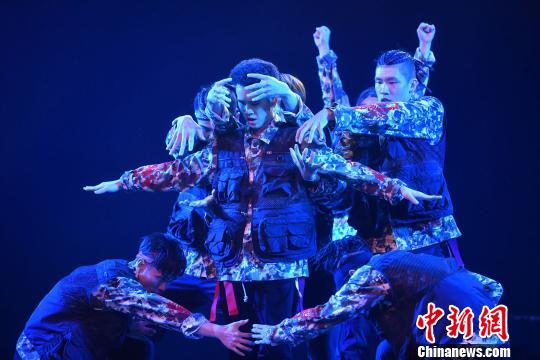 台湾街舞舞团HiZam参加海峡两岸大学生舞蹈大赛。　林春茵 摄