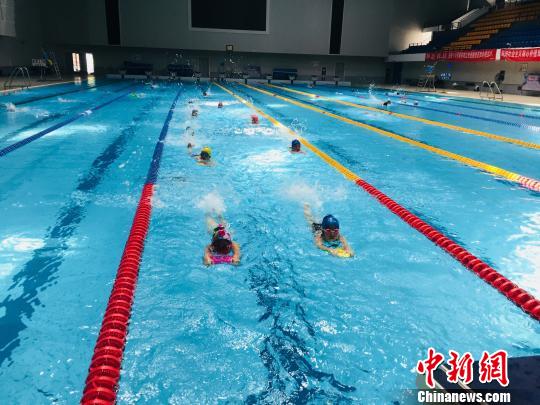 7月21日，在广西柳州市游泳馆内，不少孩子在学习游泳。　周潇男 摄