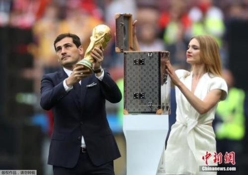 6月14日，2018俄罗斯世界杯开幕式前，皇马传奇门将卡西利亚斯手持装有大力神奖杯的箱子现身卢日尼基体育场，并展示大力神杯。 
