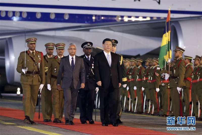 7月27日，中国国家主席习近平抵达毛里求斯共和国，过境并进行友好访问。在毛里求斯总理贾格纳特陪同下，习近平检阅仪仗队。　新华社记者 丁林 摄