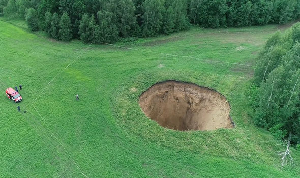 Hole-opened-up-in-a-ground-996411.jpg