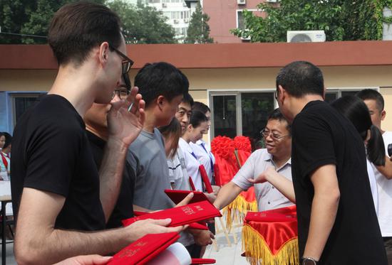 向艺术家颁发荣誉证书