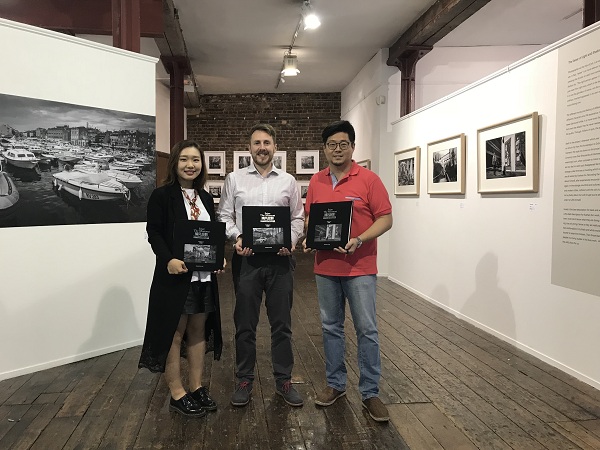 策展人薛宇洁、Menier Gallery 艺术总监Ben Pearce、摄影师徐雪寒.JPG