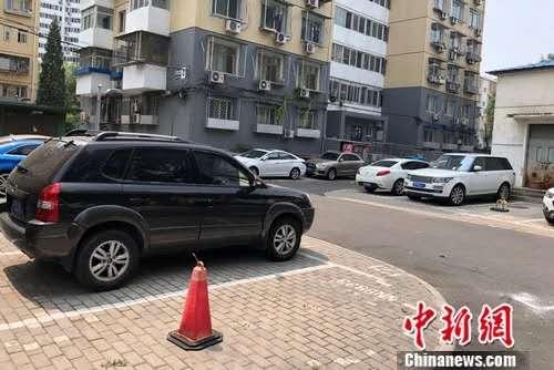 北京某小区内停在停车位或小区路边的车。