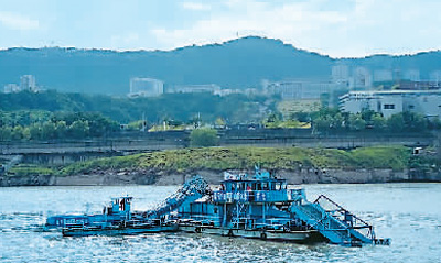 图为重庆市万州区长江江面上,两艘机械化清漂船正在作业(人民日报记者图片