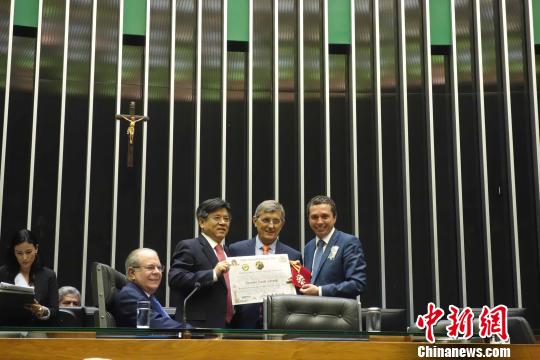 图为中国驻巴西大使李金章(右三)、巴中议员阵线主席皮纳托(右一)为“中国移民日”法案提案人、巴中议员阵线副主席佩隆迪(右二)颁发奖状及勋章。　莫成雄 摄