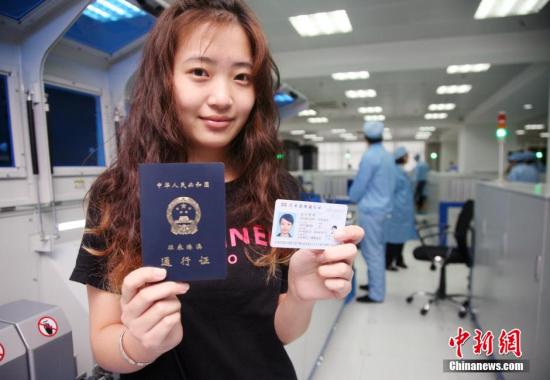 9月15日,按照公安部统一部署,浙江启用电子往来港澳通行证,浙江省公安厅出入境证照制作中心内,正在制作新版通行证。当天,记者来到浙江省公安厅出入境证照制作中心,一探新证制作过程。新版的港澳通行证有效期从原本的5年延长为10年(对未满16周岁的仍签发5年有效通行证),往来港澳签注可在证件背面重复擦写,无需频繁换证。同时,民众使用新版证件将更为便捷,可使用口岸自助查验通道实现自助通关。 <a target='_blank' href='http://www.chinanews.com/'>中新社</a>发 李晨韵 摄 资料图:民众手持新版港澳通行证。 中新社发 李晨韵 摄