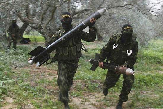 资料图片：真主党武装发射“卡桑”火箭弹。（图片来源于网络）