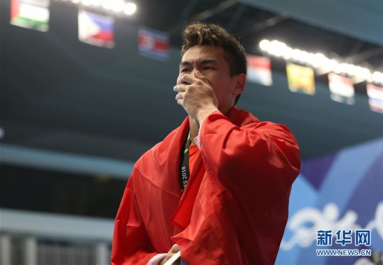 （亚运会·领奖台）（2）游泳——男子100米仰泳：中国选手徐嘉余夺冠