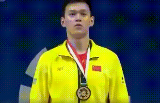 插曲！颁奖仪式国旗突然掉下，孙杨接下来的举动让网友怒赞！