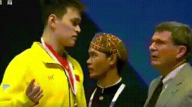 插曲！颁奖仪式国旗突然掉下，孙杨接下来的举动让网友怒赞！