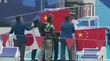 插曲！颁奖仪式国旗突然掉下，孙杨接下来的举动让网友怒赞！