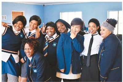 图为南非“青年节”之际，黄琳(右三)参加公司举行的庆祝活动，并与南非当地员工合影。 　　照片由黄琳本人提供