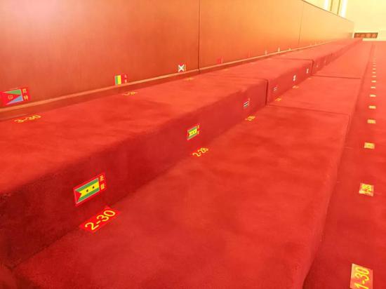 △领导人按指定位置站立（央视记者周志国拍摄）