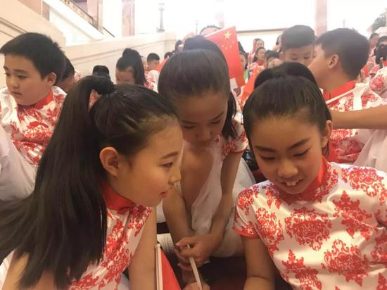 △参演小朋友在交流舞蹈动作细节（央视记者荆伟拍摄）