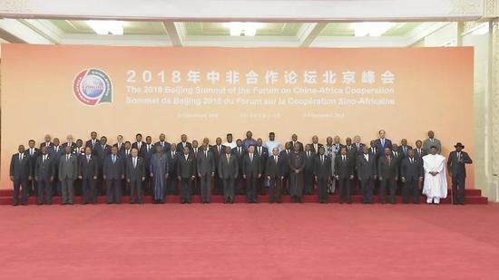 △峰会开幕式前，习主席同出席论坛峰会的外方领导人集体合影（央视记者拍摄）