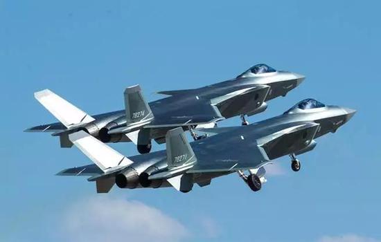 ▲资料图片:中国空军歼-20战机进行飞行训练。(新华社)