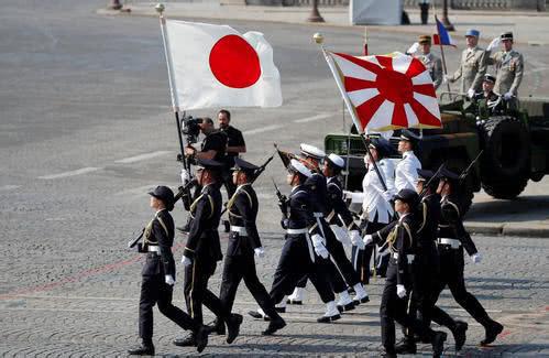 阅兵中这些战舰上的旗帜也总令亚洲国家不安,另一个战败国德国在二战