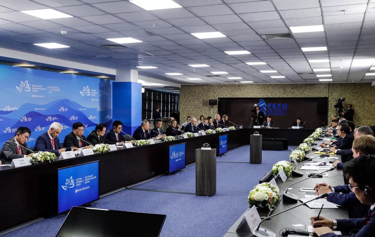 图说：普京在今天的东方经济论坛企业家圆桌会上与马云交流.JPG