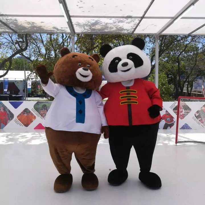 第四届东方经济论坛配套展示项目远东风采街上，可爱的“中国熊猫”和“俄罗斯棕熊”一起打冰球。图片来源：新华社