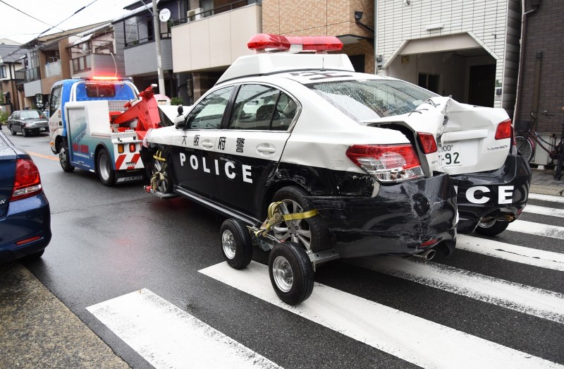 日本警车被匪徒撞停两名警员下车连开7枪抓人