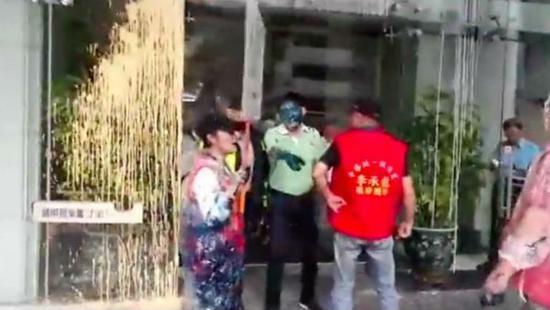 “统促党”成员李承龙等人在日台交流协会台北办事处前抗议视频截图