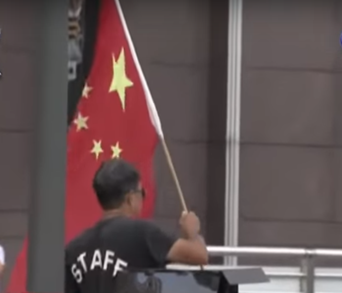 悬挂五星红旗的岛内民众并未被控告违法（图片来源：YouTube视频截图）