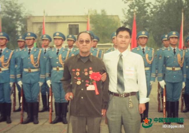 赵波作为英模代表受邀参观三军仪仗队。