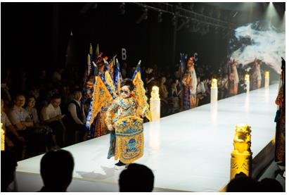 “亮相王府井”开幕大秀引轰动 东方国粹绽开时代芳华 “亮相王府井”开幕大秀引轰动 东方国粹绽开时代芳华