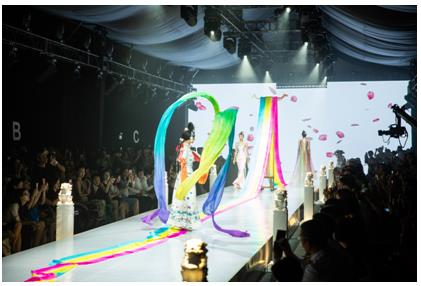 “亮相王府井”开幕大秀引轰动 东方国粹绽开时代芳华 “亮相王府井”开幕大秀引轰动 东方国粹绽开时代芳华