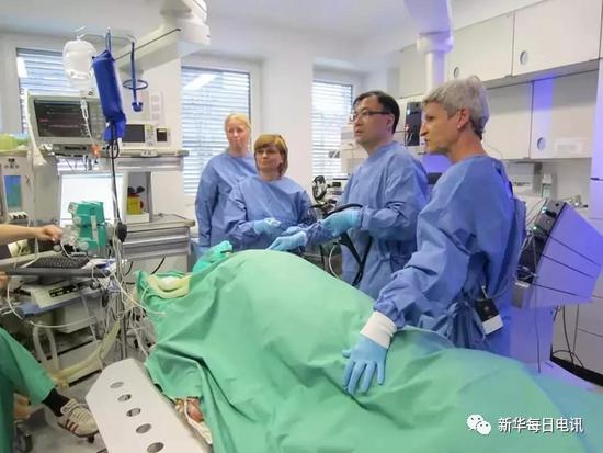 2012年，在德国杜塞尔多夫举办的第14届世界消化内镜大会上，周平红（右二）现场演示治疗贲门失弛缓症的POEM手术。受访者供图