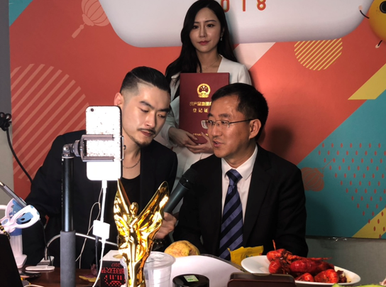 丰收购物节县长做主播卖空农产品 电话老家挖红薯