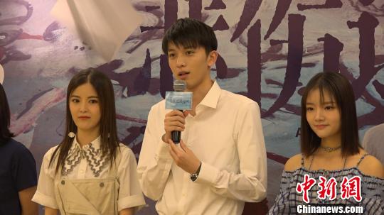 男主角赵英博(图中)透露,自己在现实生活中就曾有过被校园霸凌的经历。 康玉湛 摄 男主角赵英博(图中)透露,自己在现实生活中就曾有过被校园霸凌的经历。 康玉湛 摄