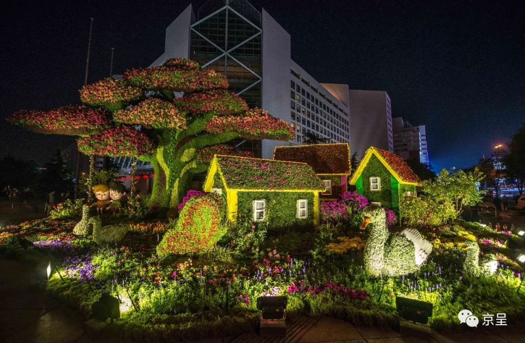 夜景点亮!天安门广场及长安街沿线花坛闪亮登