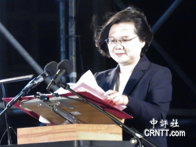 蔡英文参加活动遇拔菜大军远征抗议 演讲稿差
