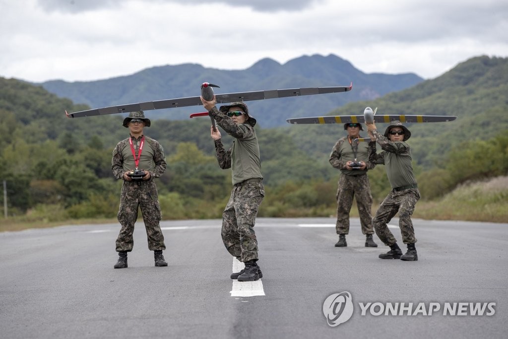 图为韩军士兵在操纵无人机等设备.(韩联社)