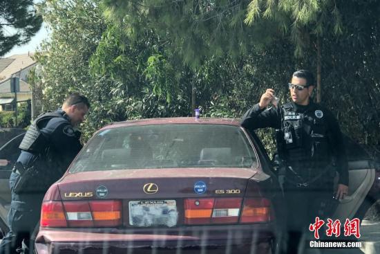 资料图片:美国警方发现可疑车辆并搜出违禁毒品。 点击进入下一页