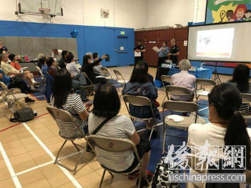 中国侨网华裔居民正在聆听警官讲述预防各种犯罪的方式方法。(美国《侨报》 高睿摄)