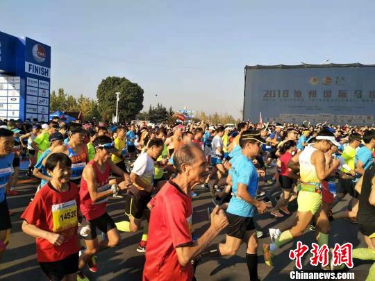 “马拉松伉俪”胡应福(80岁)、王章敏跑马中。(波动供图) 吴兰 摄