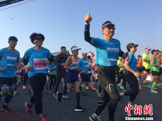 马拉松赛现场。(吴兰/摄) 吴兰 摄