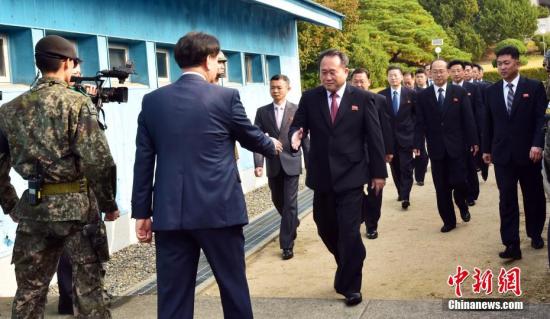 10月15日，韩朝举行高级别会谈，商定将于11月末或12月初举行铁路、公路对接等项目开工仪式。韩、朝双方代表团抵达板门店。