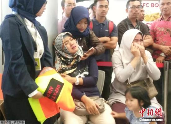 当地时间10月29日，印度尼西亚平浪邦加尔埃米尔机场，狮子航空JT610航班的乘客的亲属们在焦急等待。